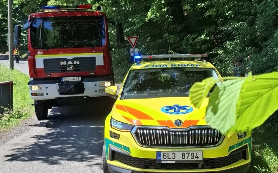 Tragická nehoda v Raspenavě. Po nárazu do viaduktu zemřel řidič