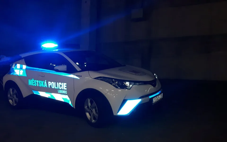 Spícího muže na zahrádce před radnicí okradli. Dvojici zlodějů zaznamenala kamera