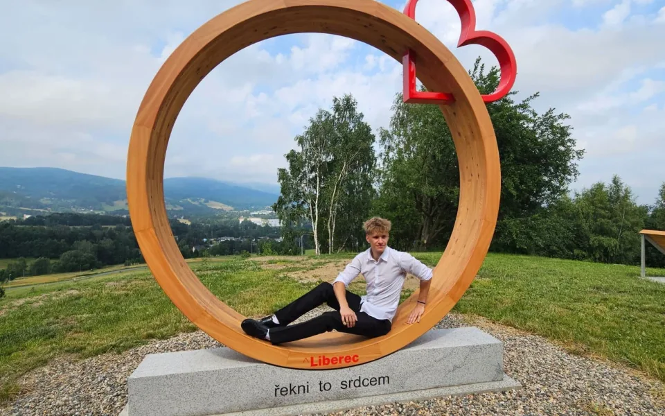 Autor podoby fotopointu ve Vesci student Aleš Vlček.