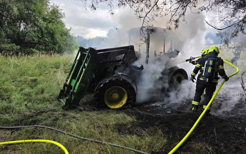Nehody, požár traktoru i odchyt hada. Hasiči o víkendu vyjížděli k 60 událostem