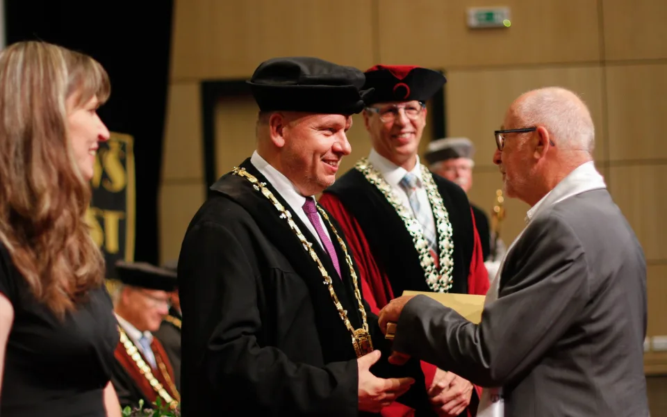 Historicky první zlaté promoce na liberecké univerzitě: Absolventi se vrátili po padesáti letech