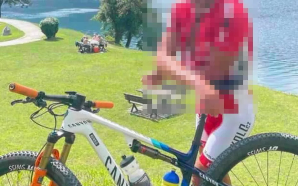 Stačilo deset minut. Zloděj ukradl kolo za sto tisíc opřené o chatku v kempu u Mácháče