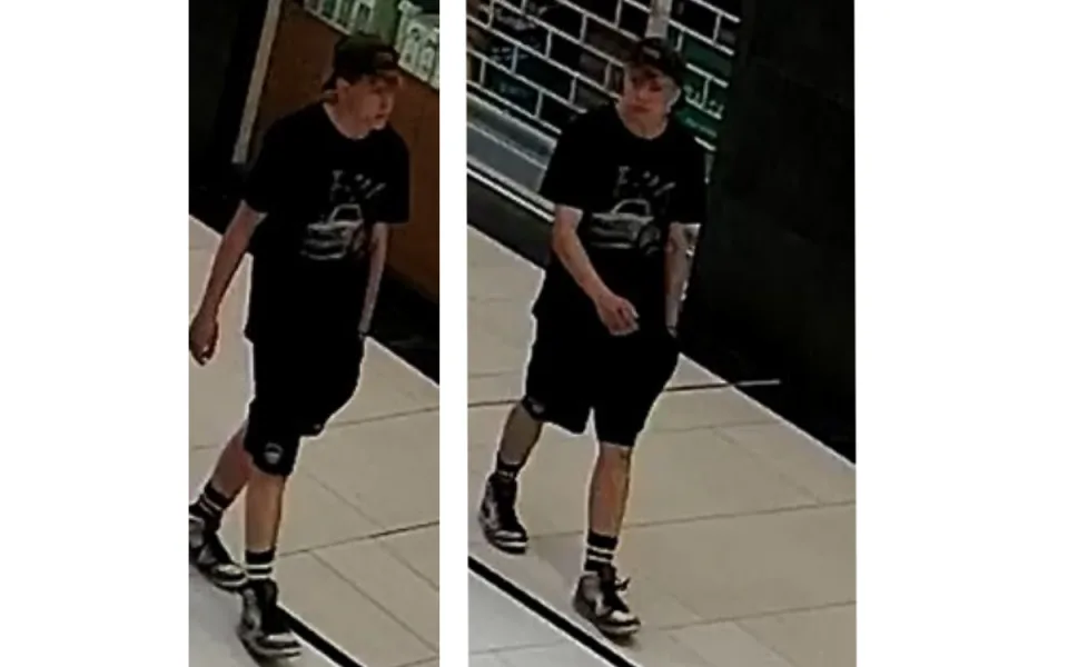 Pěstí praštil do samootevíracích dveří obchoďáku a rozbil je. Policie hledá svědka události z fotek