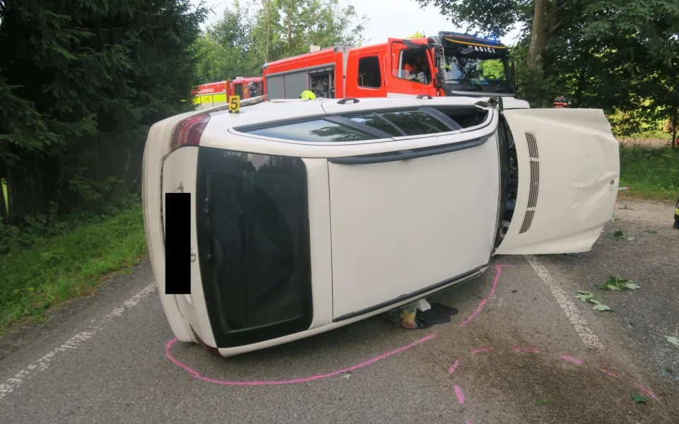 Nehoda, odchod a návrat: Řidič na Jablonecku otočil auto na bok, nadýchal přes 3 promile