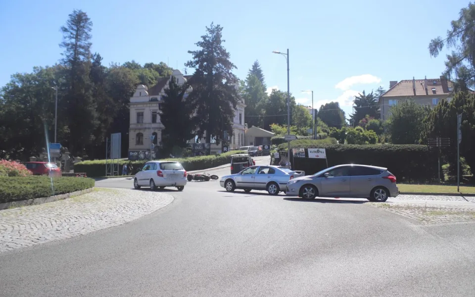 Srazila motorkáře na kruháči v Turnově bílá Octavia nebo ne? Policie hledá svědky
