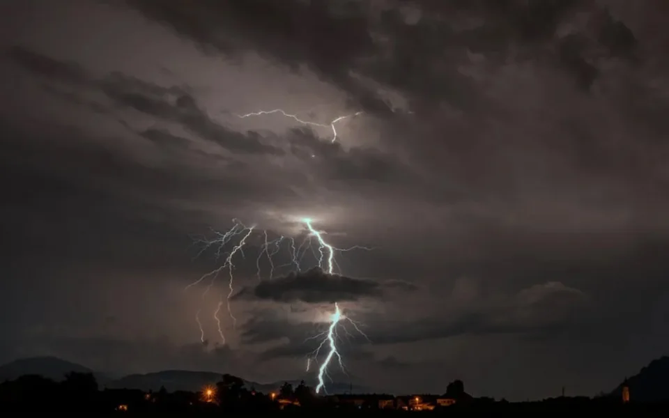 Meteorologové vydali výstrahu před velmi silnými bouřkami. Hrozí dnes do 22 hodin