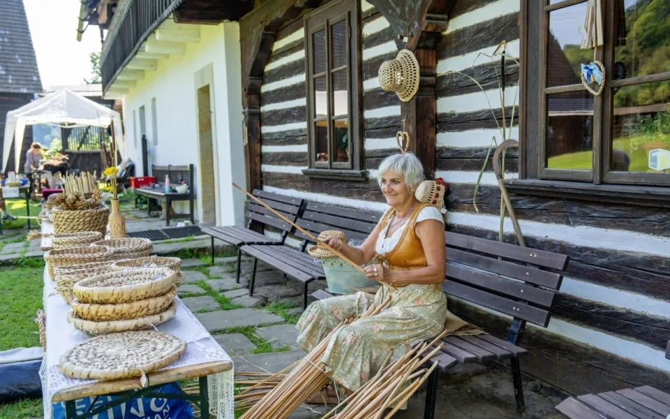 Dny lidové architektury zvou na víkend plný tradičních řemesel, vůně chleba a atmosféry starých časů