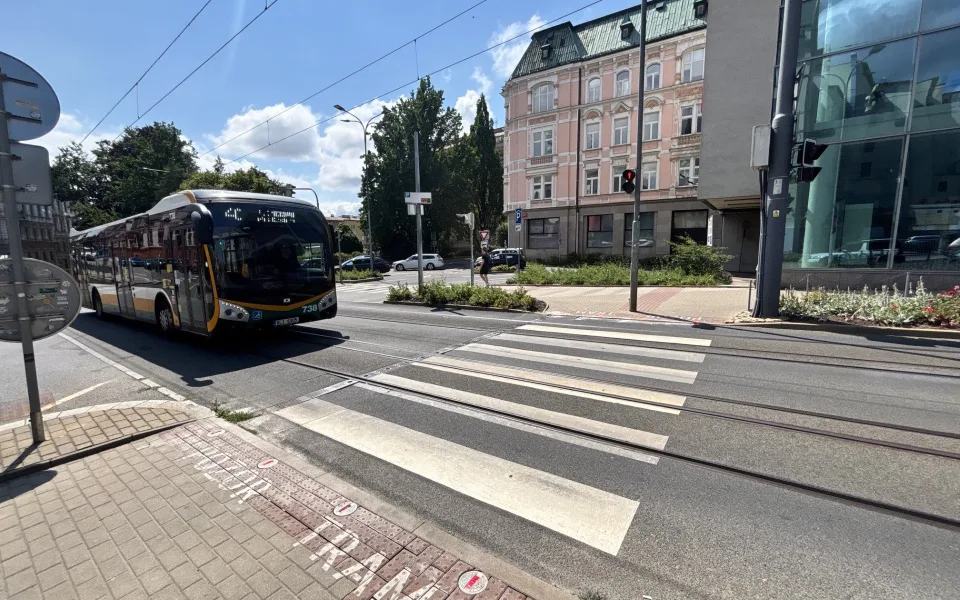 Přechod se zabudovanými výstražnými světly přímo v chodníku je zkušební, Liberec by jich chtěl více