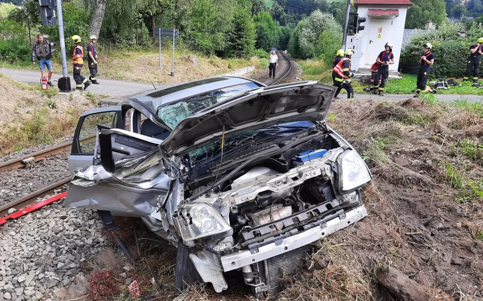 Srážka vlaku s osobním autem mezi Tanvaldem a Smržovkou. Řidič skončil v nemocnici