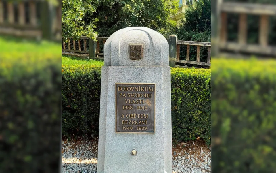 Zloději ukradli bronzovou desku z Pomníku bojovníků za svobodu a bezpráví