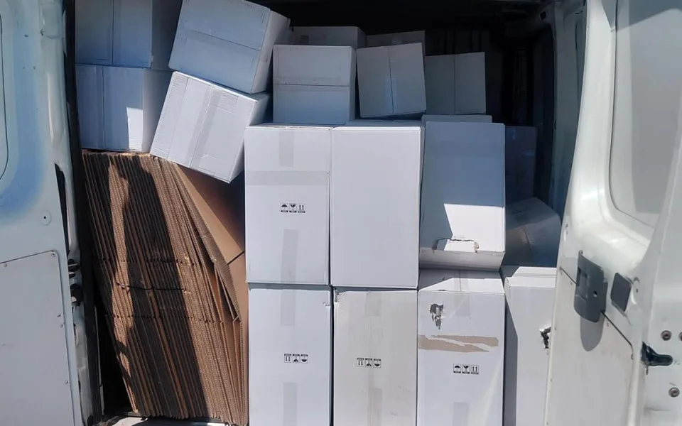 Celníci zastavili při silniční kontrole dodávku plnou nekolkovaných cigaret