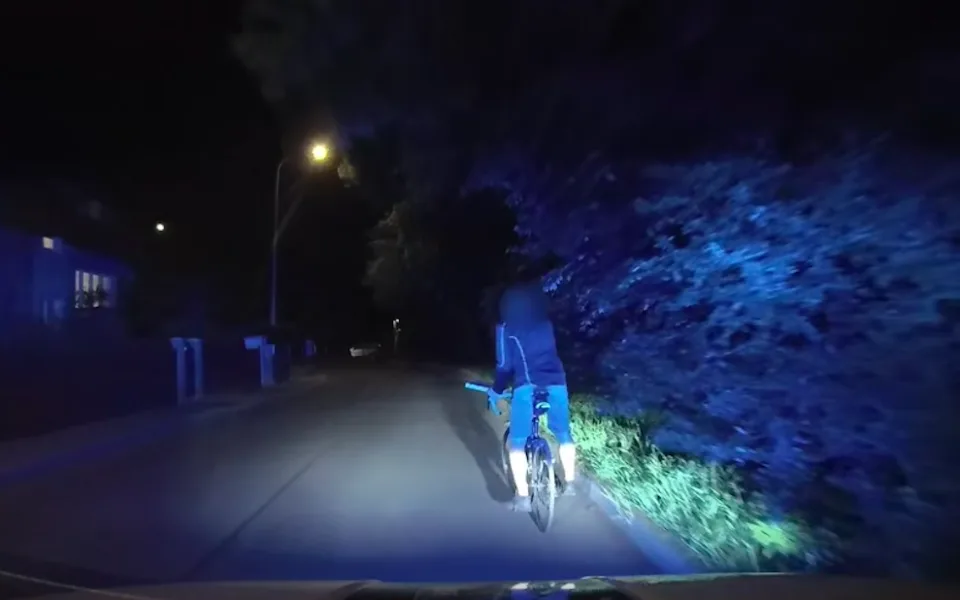 Cyklista kličkoval po silnici, za ním jeli strážníci. Nadýchal dvě promile