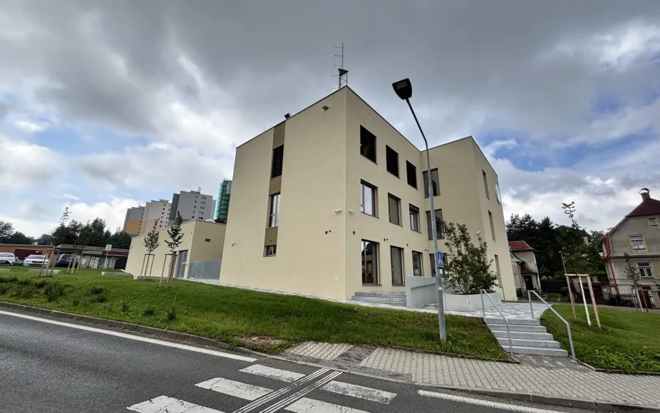 Záchranka má v Jablonci novou výjezdovou základnu. Po 48 letech opustila areál nemocnice