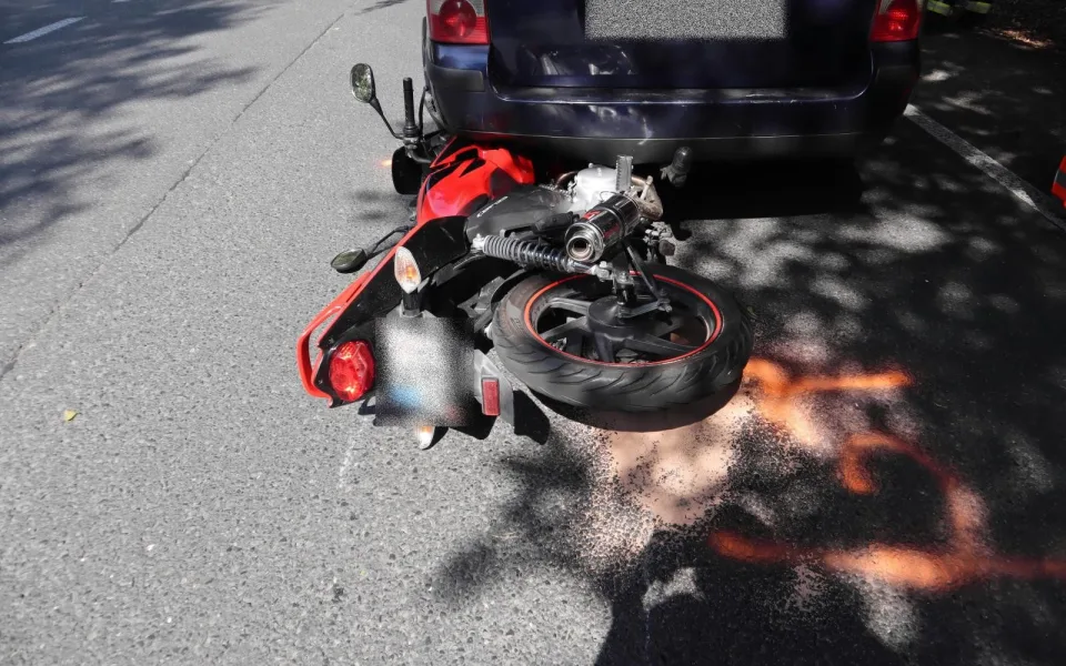 Na motorce nedobrzdila. Svůj stroj zapasovala pod auto