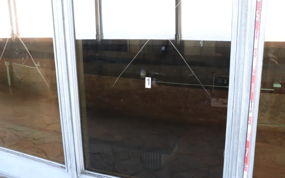 Je to sklo nebo plast? Vandal zkoušel odolnost ikonického Ještědu kameny, teď mu hrozí trest