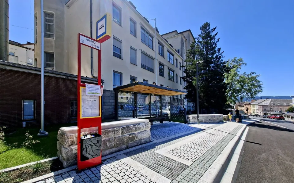 Autobusová zastávka u liberecké nemocnice konečně slouží cestujícím