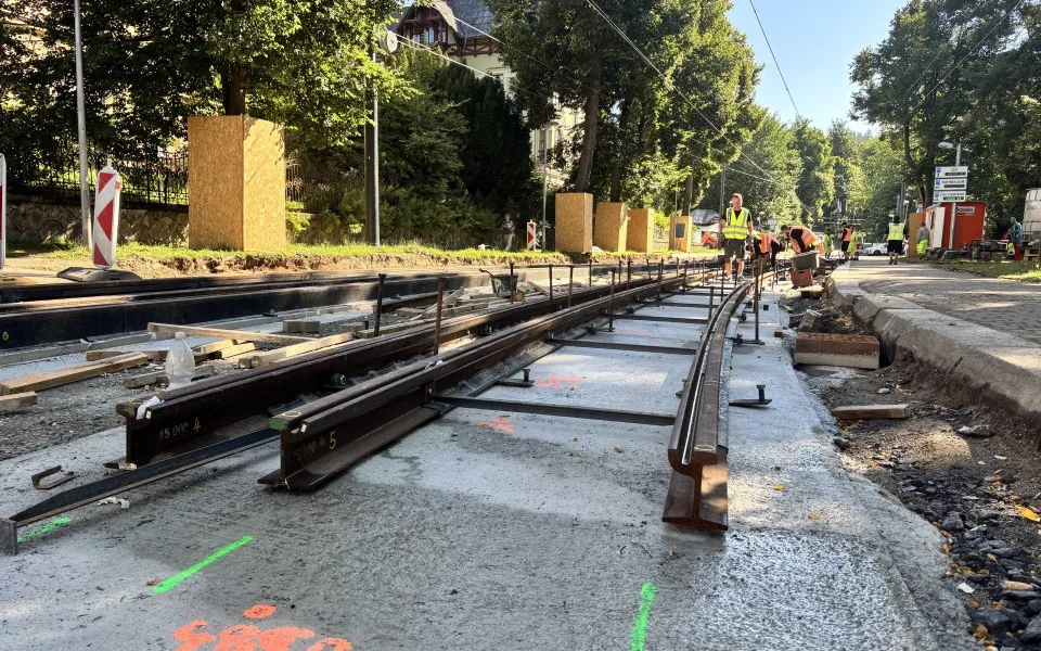 Stamilionová investice do tramvajových kolejí: V Masarykově ulici se staví a posouvají se zastávky