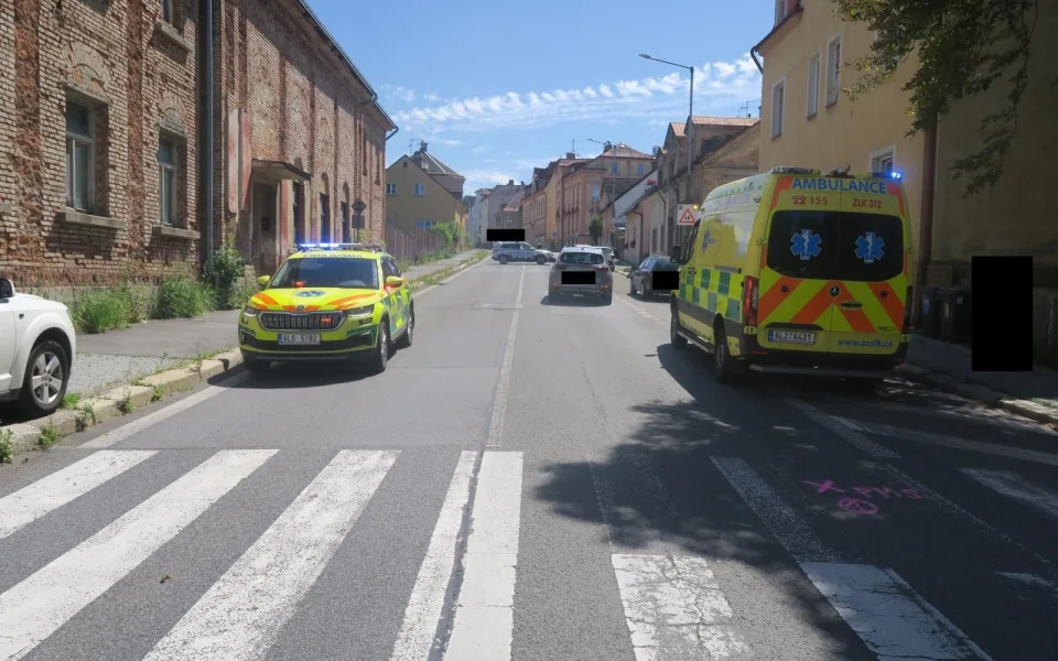 Řidička na přechodu v Jablonci srazila chlapce, hledají se svědci
