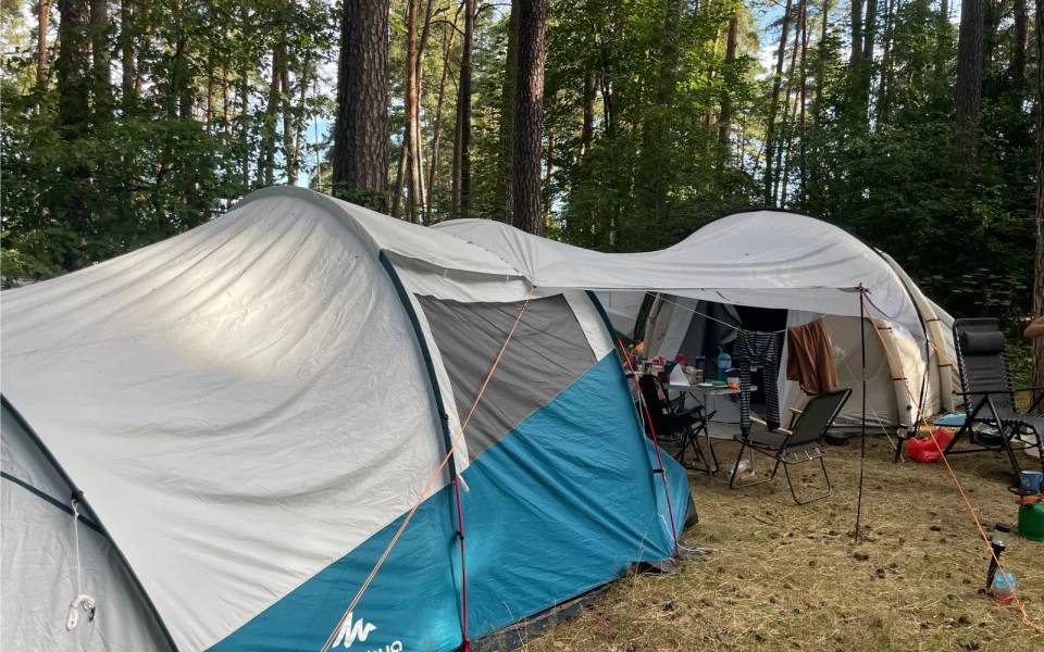 Přímo ze stanu v kempu ukradl batoh. Spícího zloděje našli policisté nedaleko