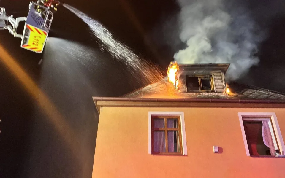 Noční požár na Františkově. Hořela střecha rodinného domu