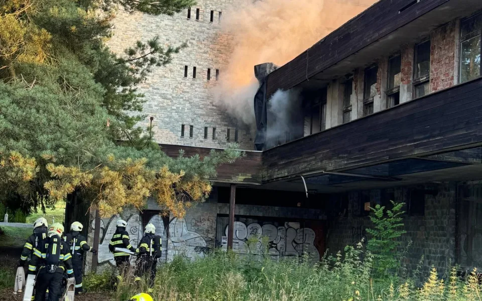 Požár v Hrabačově. Hořelo ve vybydleném hotelu Cedron