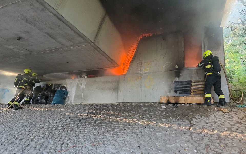 Plameny v mostní konstrukci: V Liberci hořel příbytek bezdomovců