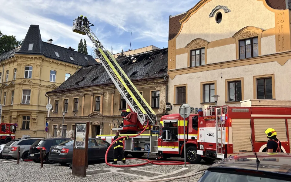 V centru Liberce hořela střecha domu, 15 lidí se evakuovalo před příjezdem hasičů