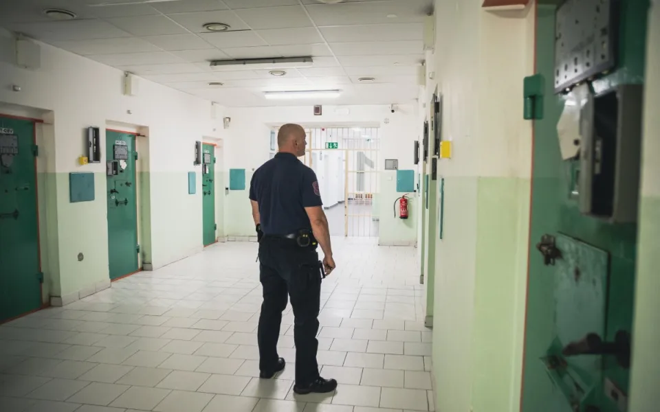 Muž, který útočil nožem v Tanvaldu, je ve vazbě. Obviněn je z pokusu o vraždu