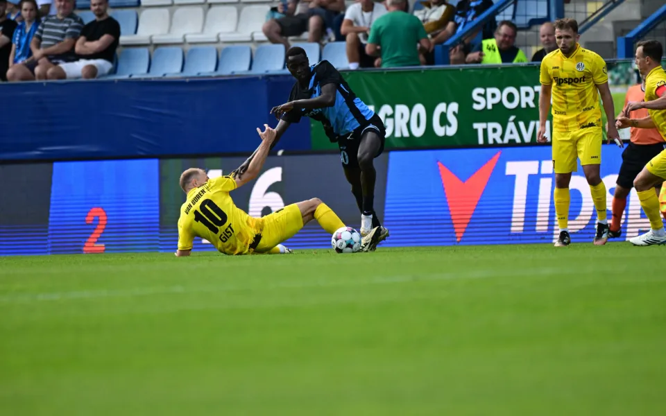 Slovan zvládl dlouhou přesilovku, Hradec doma U Nisy porazil 2:0