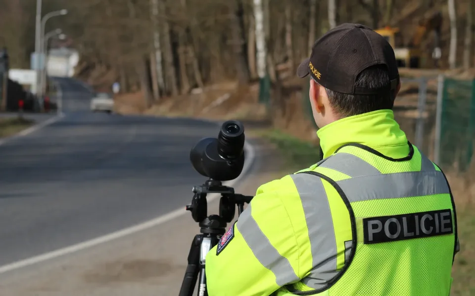 Silnice jako závodní dráha: Řidiči jeli 113 km/h v obci a 153 km/h mimo ni