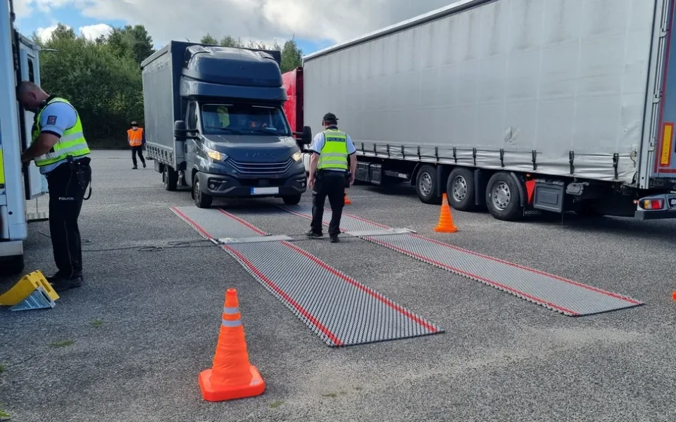 Zátah na náklaďáky v Liberci: Policisté je prověřili od váhy po tachografy