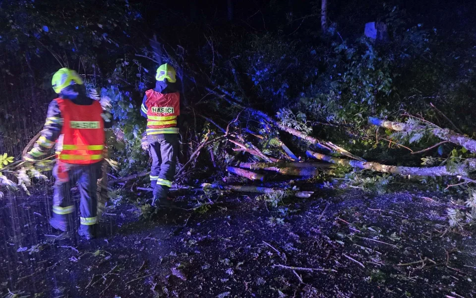 Padesát nočních výjezdů hasičů, déšť zvedl hladinu Nisy na první povodňový stupeň