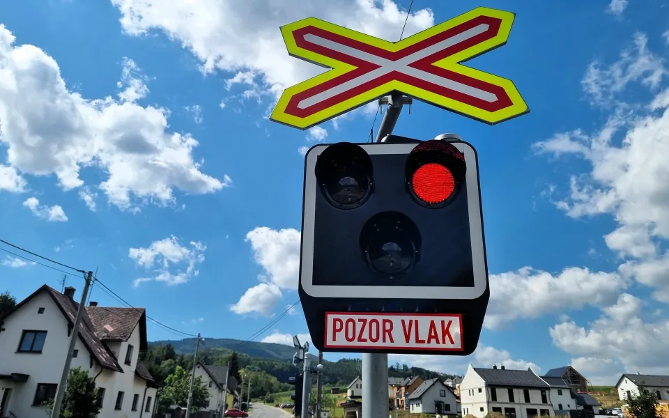 Policisté kontrolují rizikové železniční přejezdy: V Desné padaly pokuty