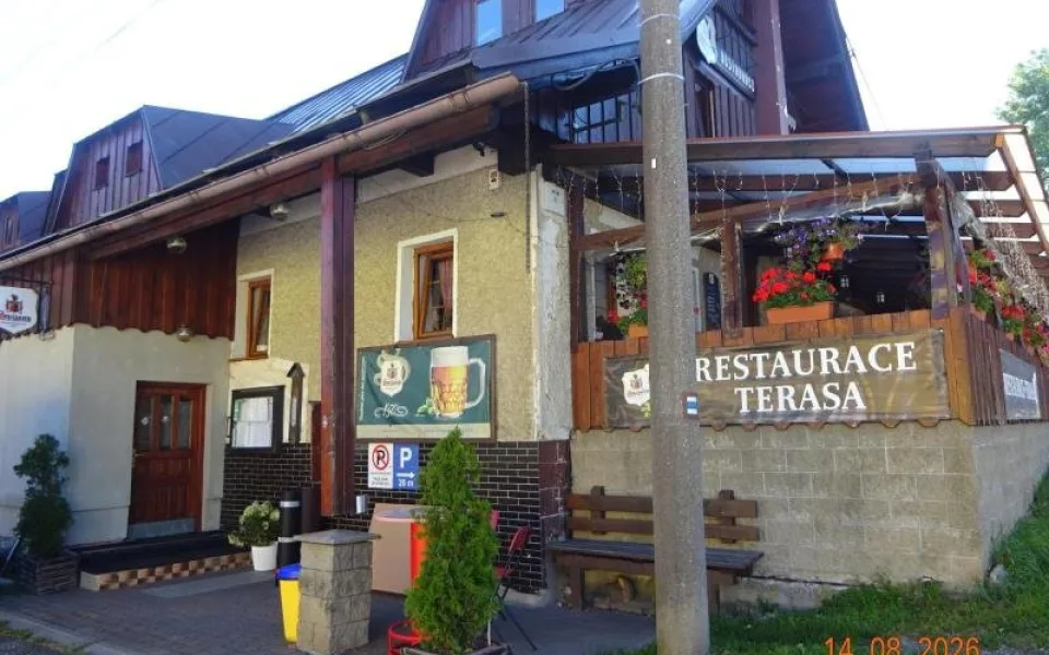 Špína, odpadky a hrozba škůdců. Inspekce v Kořenově zavřela část restaurace U Zvonku