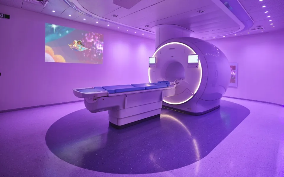 Disney hrdinové pomáhají dětem v jablonecké nemocnici zvládnout magnetickou rezonanci