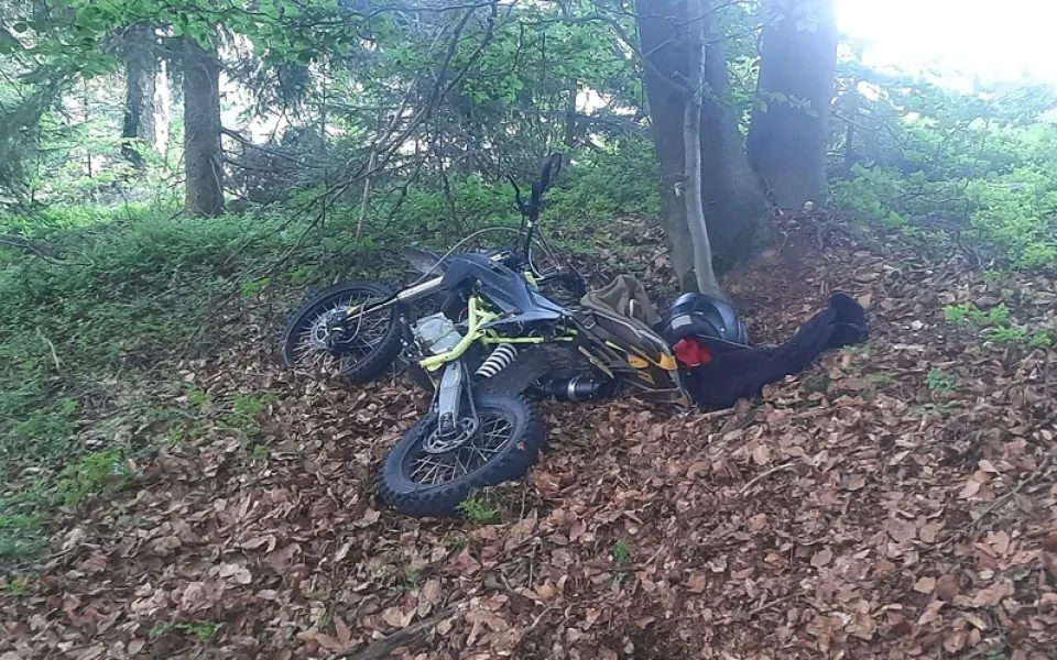 Záhada v lese u Lučan: Policisté našli opuštěný pitbike, hledají majitele