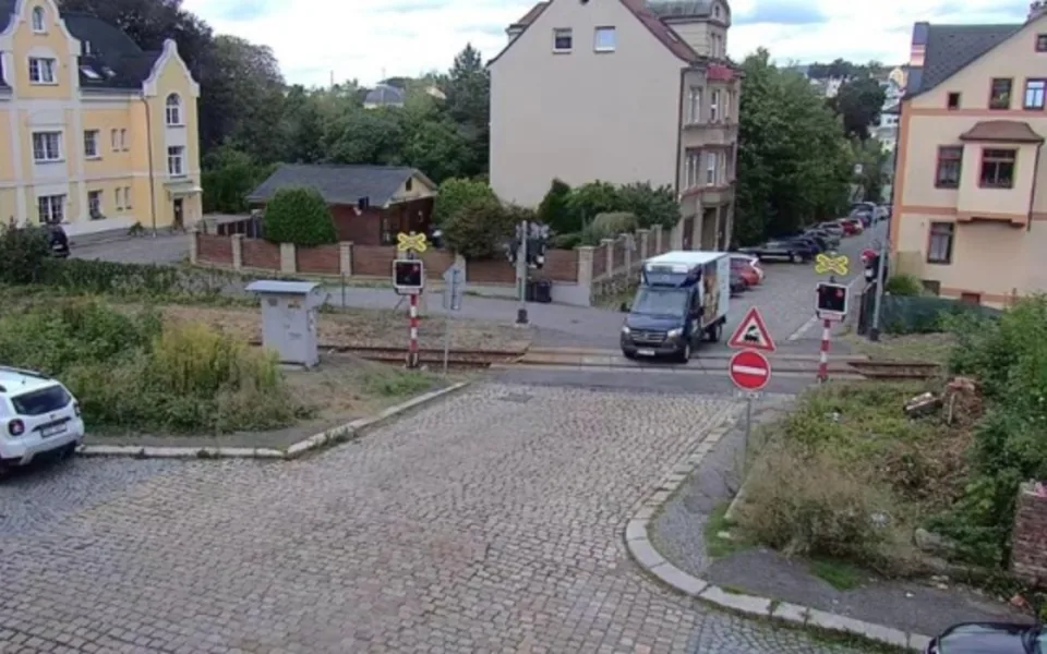 Před pár dny tu šlo o život. Kamera na přejezdu odhalila dalšího hazardéra