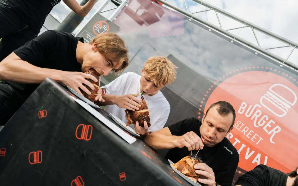 Burgery znovu ovládnou Liberec. U Géčka vás čeká víkend plný street foodu