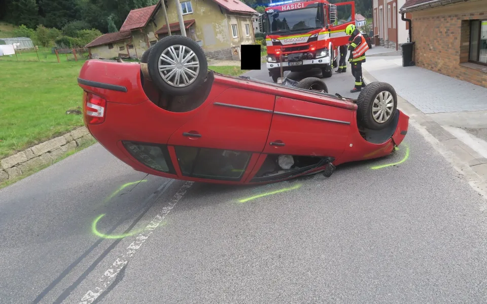 Srážka se zdí kvůli kočce: Řidič se v Loučné nad Nisou převrátil na střechu