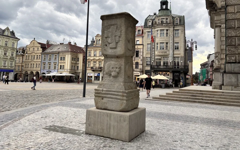 Socha zvaná Mezník se od radnice stěhuje. Jaké dílo ji nahradí, radnice zatím tají